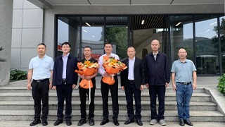 縣委書記王正飛慰問暢爾勞動(dòng)模范代表